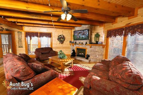 Swimmin With Bears #375 By Aunt Bug's Cabin Rentals