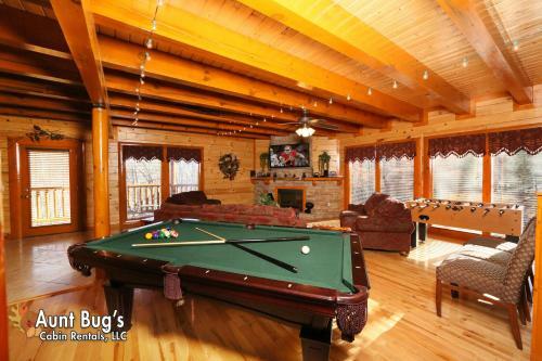 Swimmin With Bears #375 By Aunt Bug's Cabin Rentals