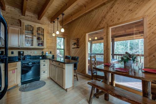 Dreams & Streams, 2 Bedrooms, Jetted Tub, Pool Table, Arcade, Sleeps 8