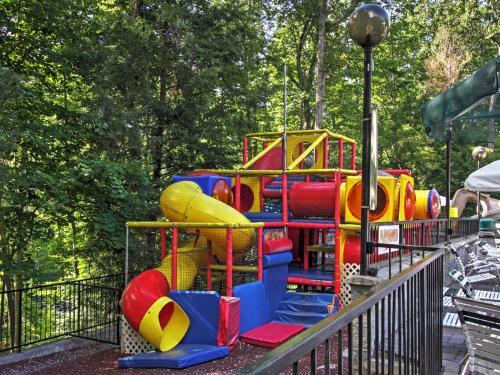 Unique Gatlinburg Cabin With Decks, Hot Tub, Fire Pit