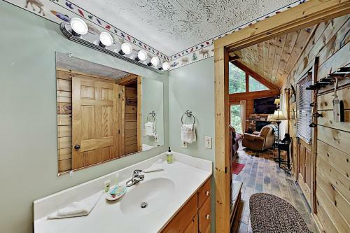 The Bear Essentials Getaway With Hot Tub Cabin