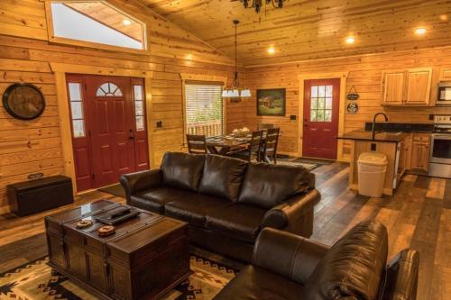 New Two Bedroom Cabin-now Available To Book! Home