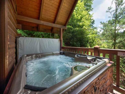 Big Sky Cabin, 2 Bedrooms, Sleeps 8, Hot Tub, Pool Access, Pool Table