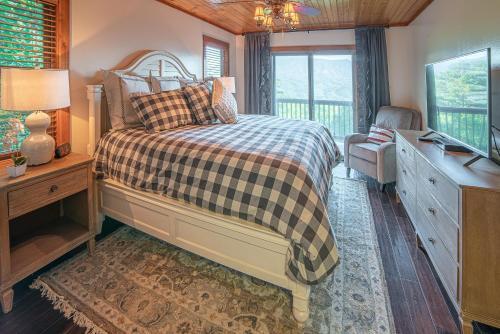 Mountain-view Estate On 1.61 Acres - Sleeps 25 Villa