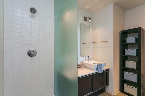 Mid Century Modern Downtown Condo 30+ Night Min