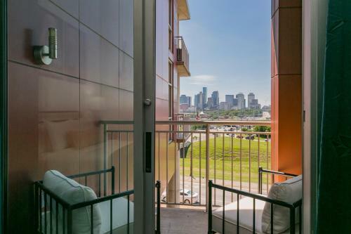 Mid Century Modern Downtown Condo 30+ Night Min