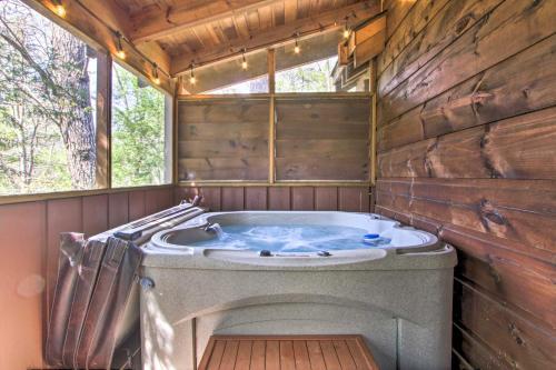 Cozy Pigeon Forge Escape With Spacious Deck And Hot Tub