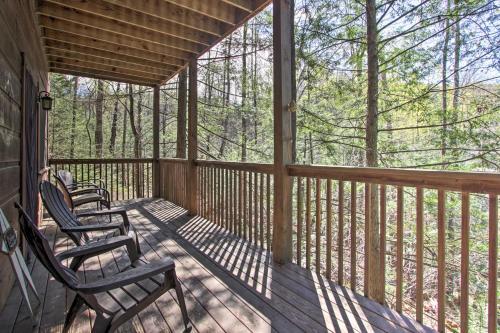 Cozy Pigeon Forge Escape With Spacious Deck And Hot Tub