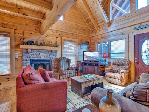Misty Mountain Hideaway, 3 Bedrooms, Sleeps 10, Pool Access, Wifi