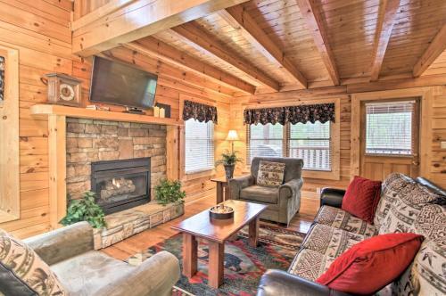 Pigeon Forge Cabin With Hot Tub, 2 5 Mi To The Strip