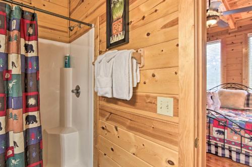 Pigeon Forge Cabin With Hot Tub, 2 5 Mi To The Strip
