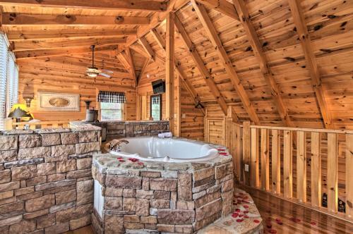 Pigeon Forge Cabin With Hot Tub, 2 5 Mi To The Strip
