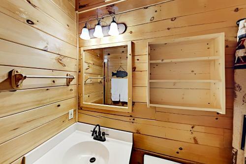 Country Bear Cove - Private Hot Tub Cabin