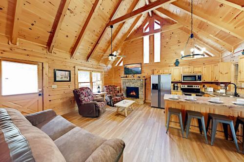 Country Bear Cove - Private Hot Tub Cabin