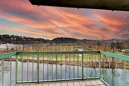 Apartamento Dual-suite Riverside Condo - Pool, Mountain Views Condo