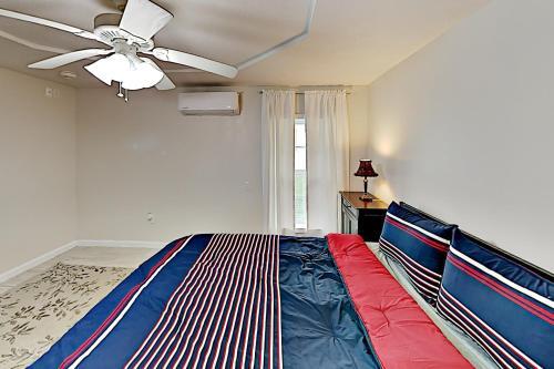 Handicap-friendly Getaway - 1 Mile To Attractions Home