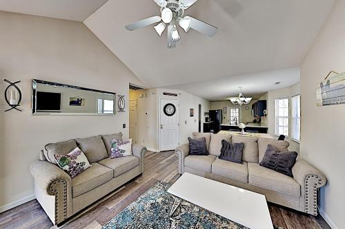 Handicap-friendly Getaway - 1 Mile To Attractions Home