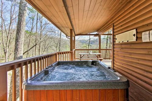 Rustic Pigeon Forge Mtn Cabin With Hot Tub And Views!