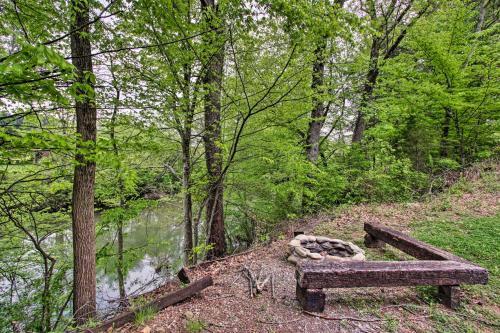 Riverfront Cabin With Fire Pit - 5 Mi To Pigeon Forge