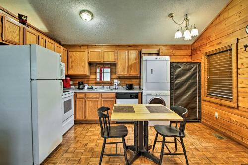 Riverfront Cabin With Fire Pit - 5 Mi To Pigeon Forge