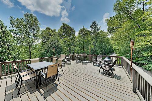New Listing! Smoky Mountain Bungalow With Large Deck Cabin