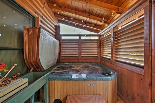 Log Cabin, 6 Mi To Great Smoky Mountains Parkway!