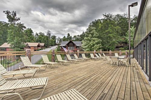 Sevierville Cabin With Hot Tub, Views And Pool Access!