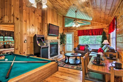 Decked-out Cabin With Hot Tub About 2 Mi To Dollywood!