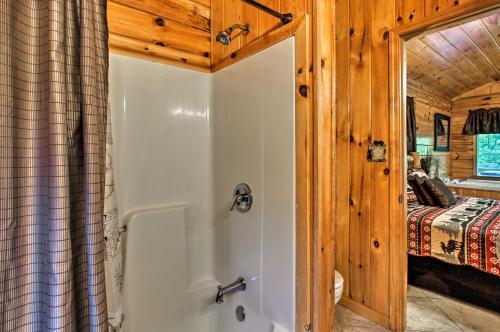 Decked-out Cabin With Hot Tub About 2 Mi To Dollywood!