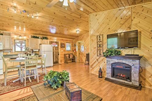 Quaint Sevierville Cabin With Hot Tub, Yard And 2 Decks