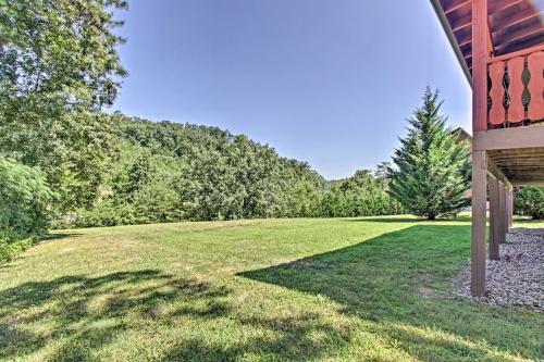 Quaint Sevierville Cabin With Hot Tub, Yard And 2 Decks