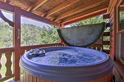 Quaint Sevierville Cabin With Hot Tub, Yard And 2 Decks