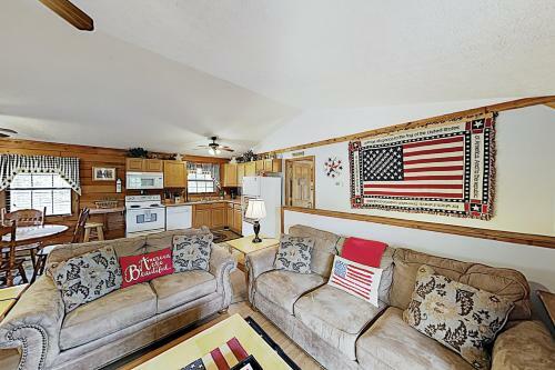 New Listing! Mountain Hideaway With Hot Tub Cabin