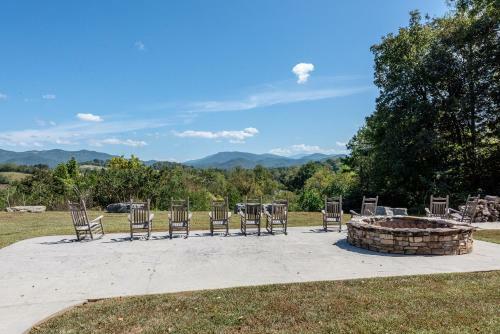 Apartamento Cades Cove Paradise - Mountain Views, Fire Pit, Private Patio
