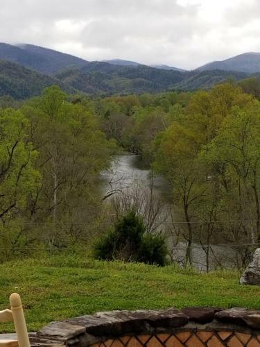 Apartamento Cades Cove Paradise - Mountain Views, Fire Pit, Private Patio