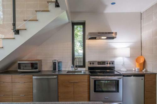 Contemporary Home In Downtown Austin