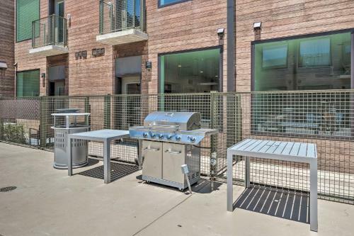 Apartamento Modern Chic Condo With Balcony And Pool, Walk To Downtown