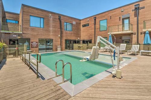 Apartamento Modern Chic Condo With Balcony And Pool, Walk To Downtown