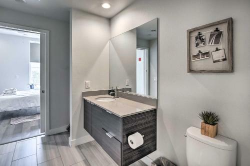 Apartamento Modern Chic Condo With Balcony And Pool, Walk To Downtown