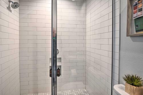 Apartamento Modern Chic Condo With Balcony And Pool, Walk To Downtown