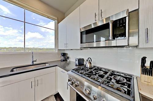 Apartamento Downtown Condo With Skyline Views, Walkable Locale Condo