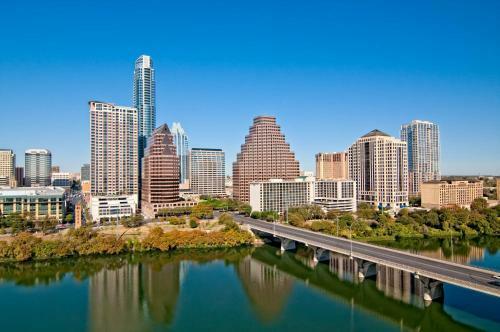 Apartamento Downtown Condo With Skyline Views, Walkable Locale Condo