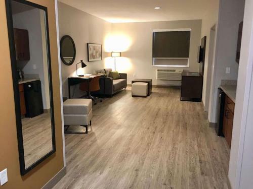 Best Western Plus Riata Hotel
