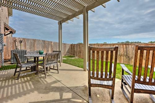 College Station Townhouse With Patio And Pool Access!