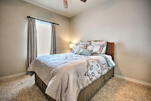 College Station Townhouse With Patio And Pool Access!