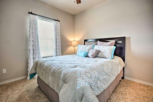 College Station Townhouse With Patio And Pool Access!