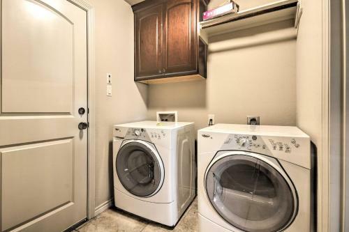 College Station Townhouse With Patio And Pool Access!