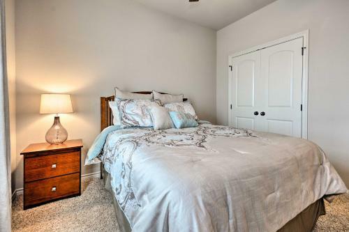 College Station Townhouse With Patio And Pool Access!