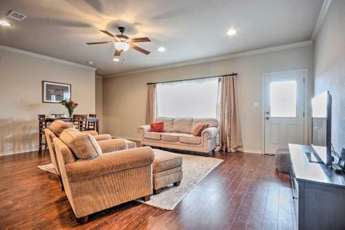 College Station Townhouse With Patio And Pool Access!