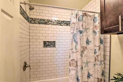Apartamento Coastal Getaway With Pool Access - 1mi To Beach